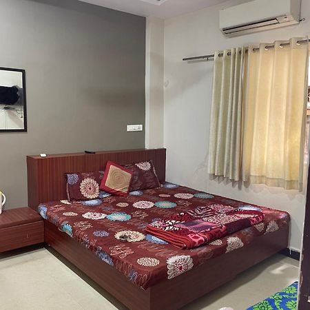 Satguru Guest House Ujjain Buitenkant foto