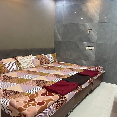 Satguru Guest House Ujjain Buitenkant foto