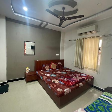 Satguru Guest House Ujjain Buitenkant foto