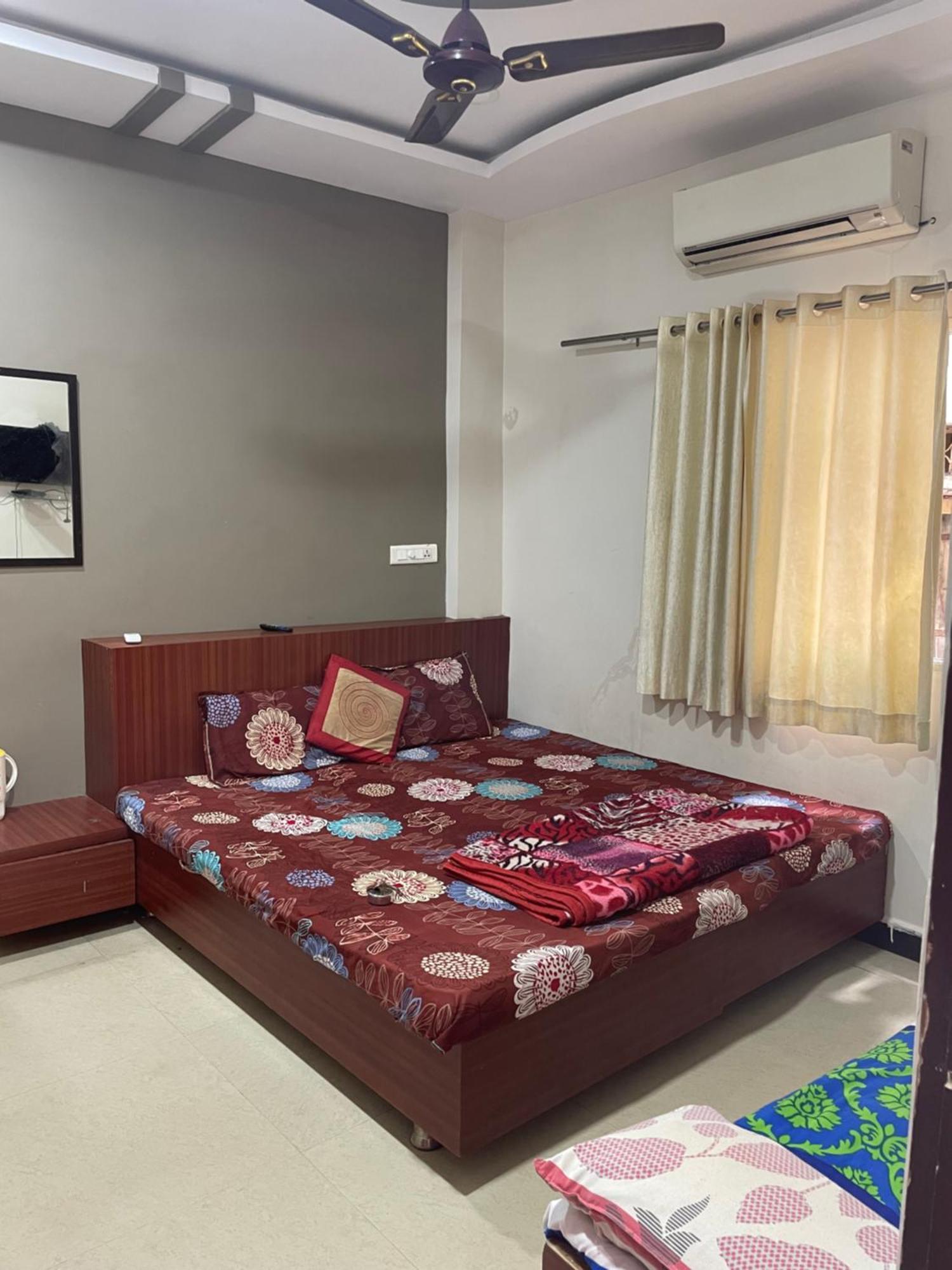 Satguru Guest House Ujjain Buitenkant foto