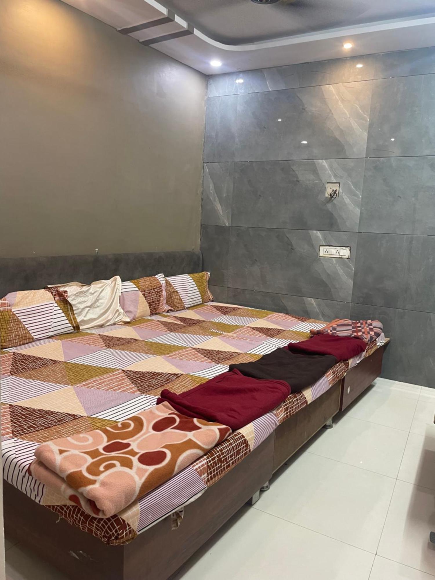 Satguru Guest House Ujjain Buitenkant foto