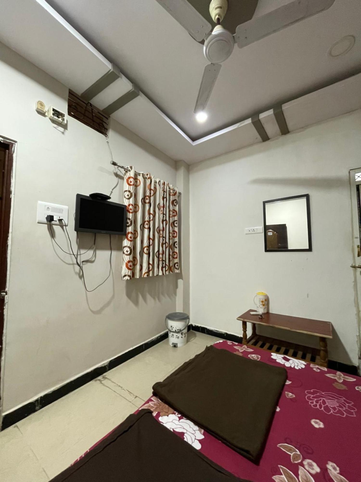 Satguru Guest House Ujjain Buitenkant foto