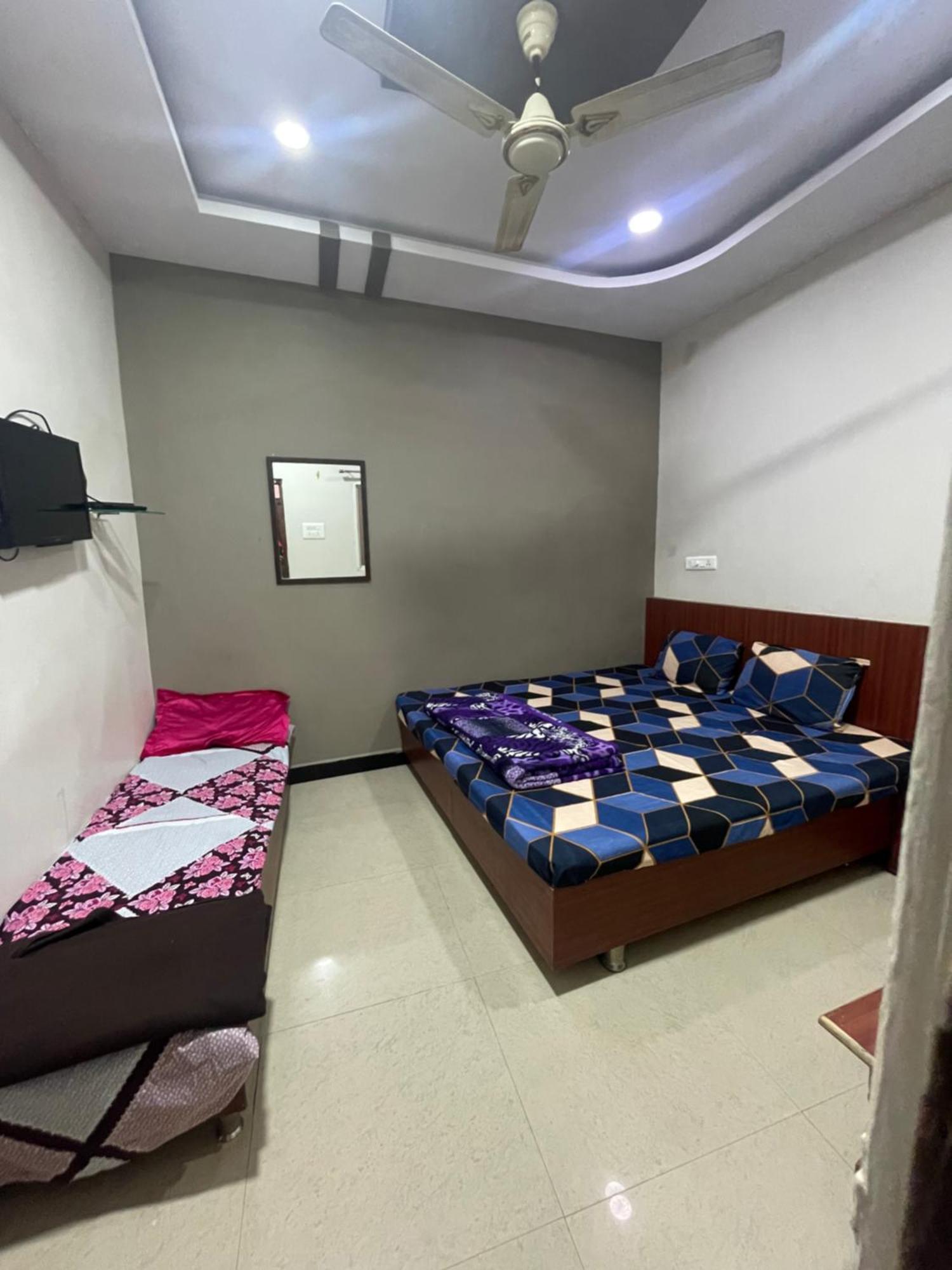 Satguru Guest House Ujjain Buitenkant foto