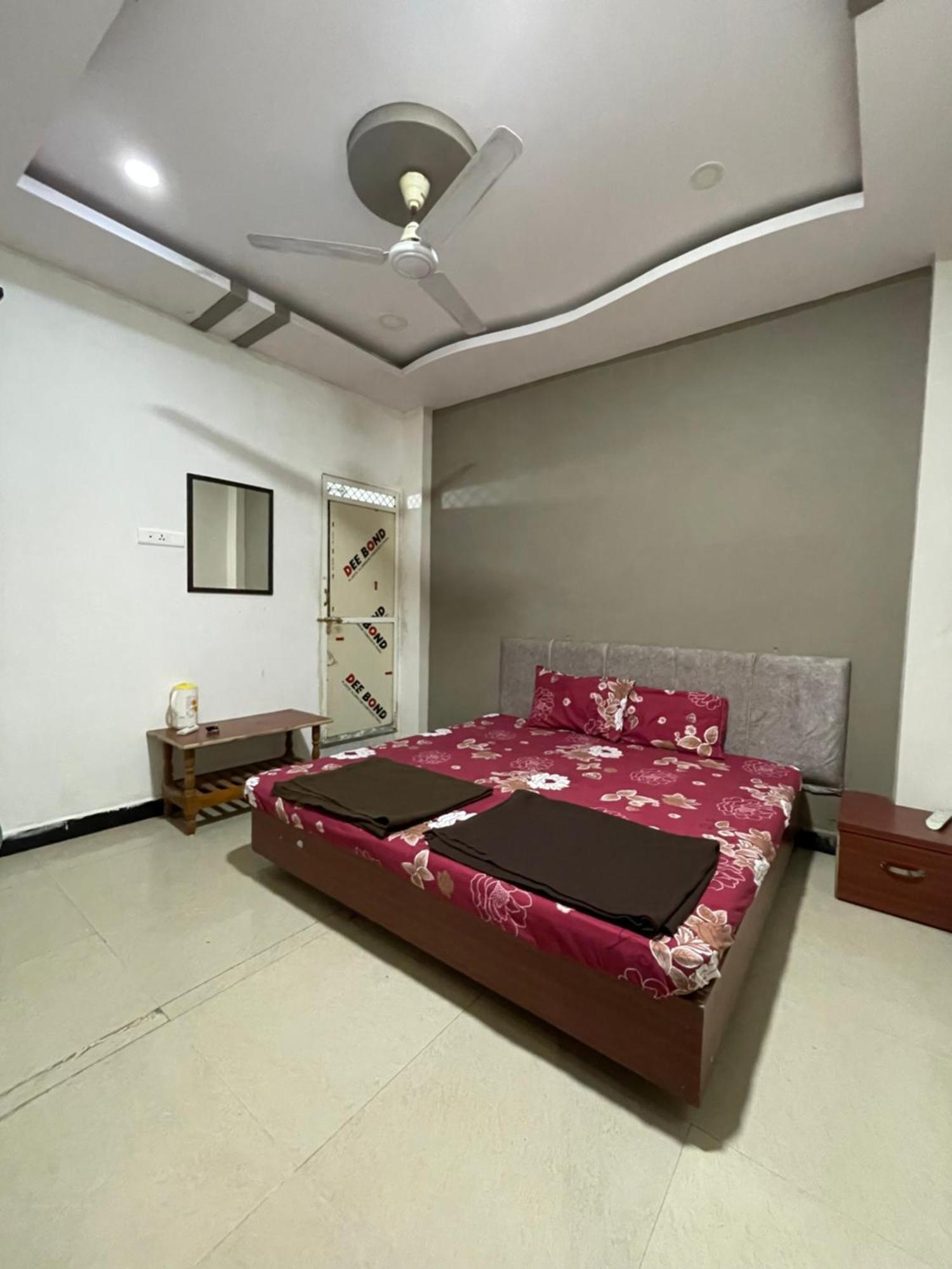 Satguru Guest House Ujjain Buitenkant foto