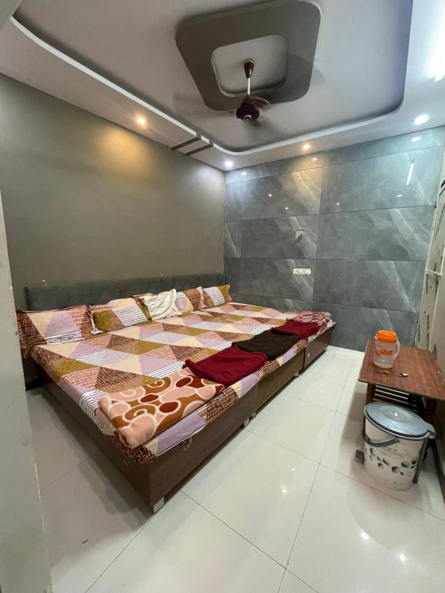 Satguru Guest House Ujjain Buitenkant foto