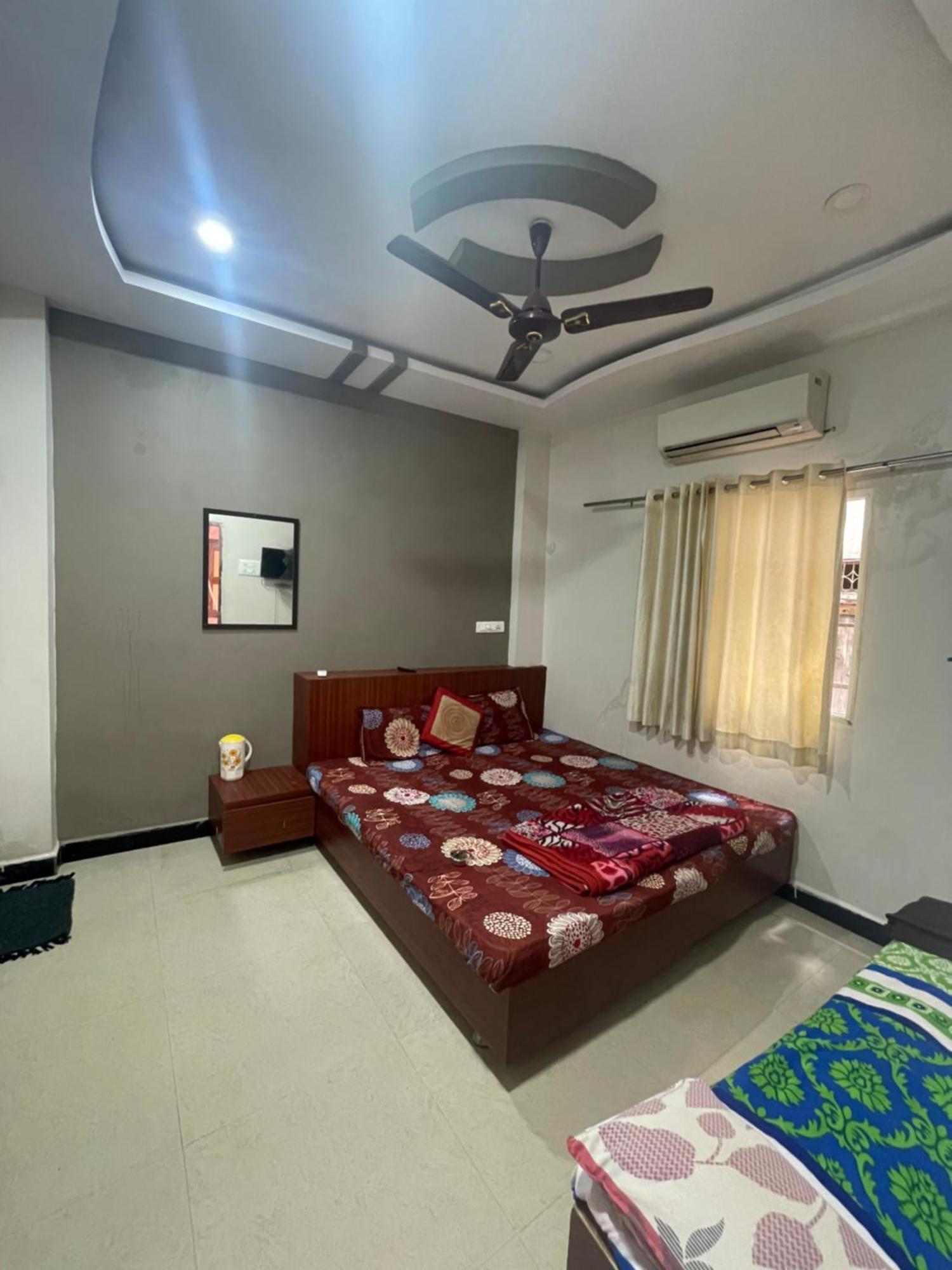 Satguru Guest House Ujjain Buitenkant foto